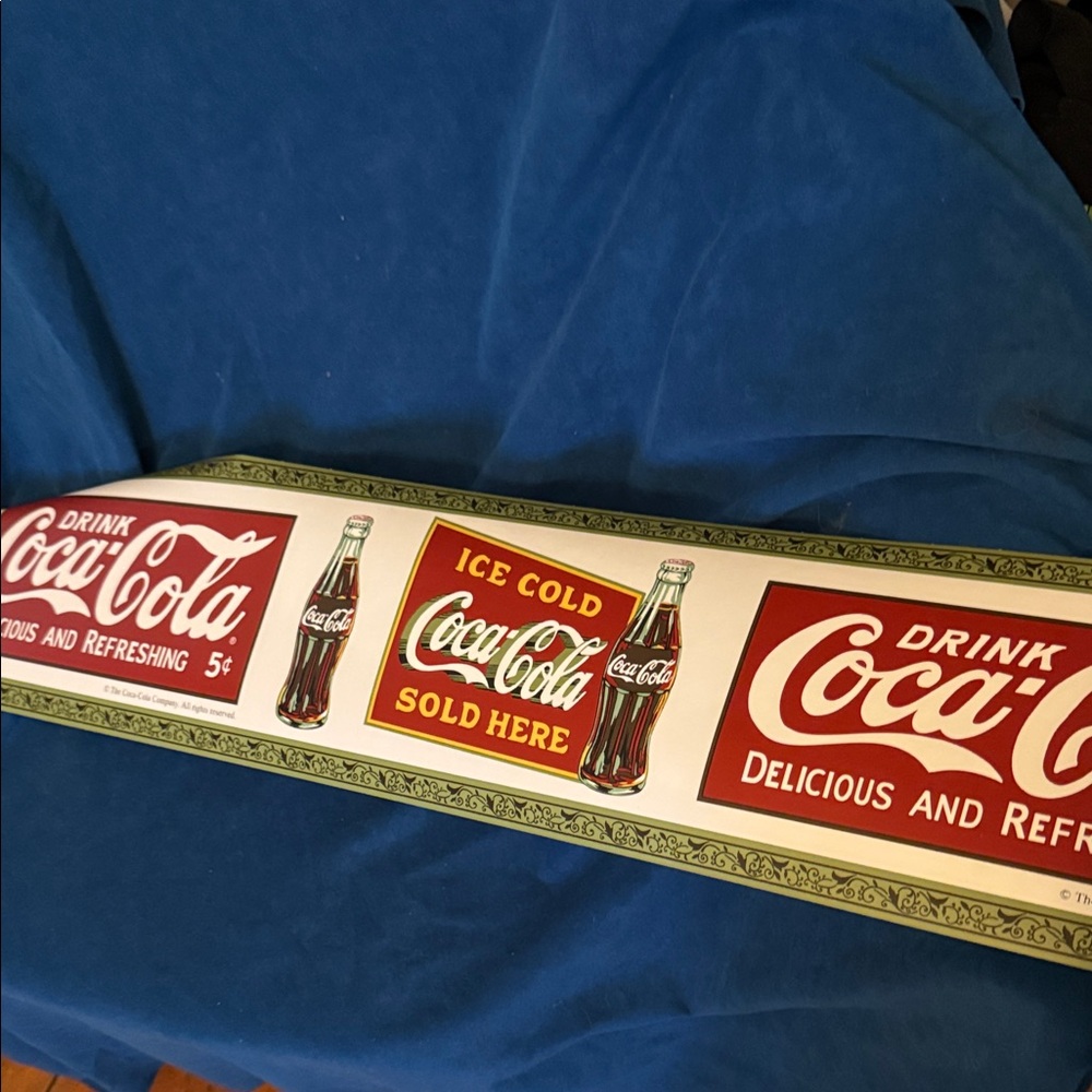 Coca-Cola Retro wall paper in Red and White. 149”